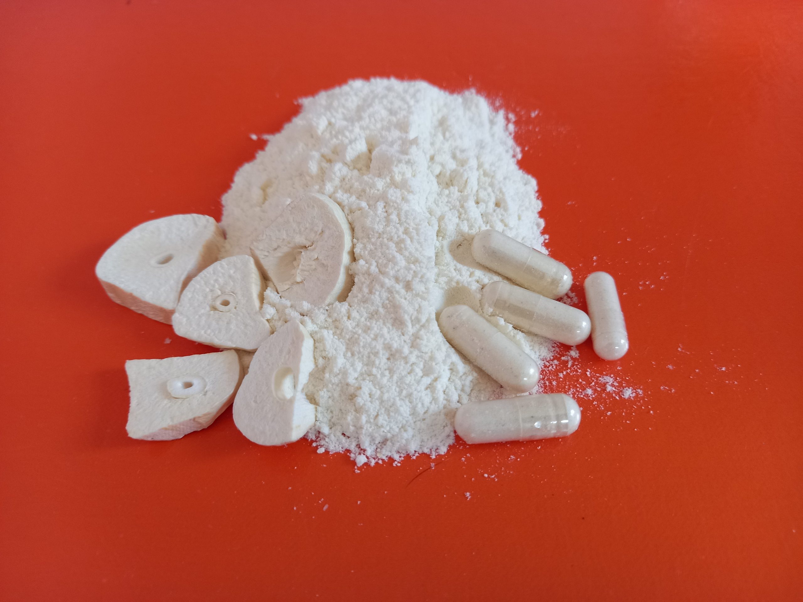 Цепь деструктивных патологических событий в организме человека, вызванных COVID-19, прерывается и разрушается в самом начале и не продолжается благодаря употреблению в пищу различных видов чеснока - лиофилизированного лука-порея (Állium scorodoprásumtuber) для местного действия в кишечник в растворимых в кишечнике капсулах. Опасность вируса COVID-19 заключается в том, что он, в первую очередь, поражает иммунную систему, а уже потом, во-вторых, поражает легочную ткань. Механизм действия вируса COVID-19 на организм человека: 80% всей иммунной системы сосредоточено в слизистых и подслизистых слоях тонкой кишки в виде лимфоидной ткани и ее скоплений - пейеровских бляшек. Лимфоидная ткань вырабатывает антитела (лимфоциты T-, B-, G- и другие), а также различные типы иммуноглобулинов. Антитела через лимфатическую систему попадают в нижнюю полую вену, сердце и, пройдя по малому кругу кровообращения, попадают в большой круг кровообращения и разносятся по всему телу. Таким образом, укрепляется тканевой иммунитет, в том числе собственный тканевой иммунитет легочной ткани. COVID-19, смешиваясь с пищей во время еды, попадает в кишечник и начинает разрушать лимфоидную ткань. В результате пораженная лимфоидная ткань перестает вырабатывать лимфоциты и иммуноглобулины. Таким образом разрушается иммунная система и ослабляется тканевой иммунитет в легких. С этого момента начинается вторая волна атаки коронавируса на и без того незащищенную ткань легкого, которая проявляется тяжелой пневмонией, которая заканчивается летальным исходом. В настоящее время все противоэпидемические меры направлены на предотвращение попадания коронавируса в легкие, что в принципе затратно и практически неэффективно. И все лечебные мероприятия направлены только на борьбу с осложнениями в виде пневмонии. В результате действия лиофилизированного лука-порея лимфоидная ткань продолжает нормально функционировать, то есть вырабатывать антитела и иммуноглобулины: - поврежденная иммунная система быстро восстанавливается и укрепляется, что приводит к значительному повышению тканевого иммунитета в легочной ткани; - возникает непреодолимая преграда не только для COVID-19, но и для микробов (стафилококк и др.) и грибов, которые представляют значительную опасность при коронавирусной пневмонии. После приема «Сублимированного песочного лука-порея» в энтеросолюбильных капсулах - естественная вакцина образуется в тонком кишечнике за 30-40 минут и совершенно бесплатно - естественная вакцина начинает активно формировать специфический иммунитет против COVID-19. Таким образом, цепь деструктивных патологических событий в организме человека, вызванная COVID-19, прерывается и разрушается в самом начале и не имеет продолжения. Организм борется и побеждает COVID-19 самым естественным образом, так сказать, планомерно. При этом полностью исключен экстренный и стрессовый режим борьбы со стороны организма, и он противодействует вирусу в плановом режиме. В результате возникшая эпидемия прекращается в считанные дни. Лиофилизированный лук-порей песчаный (Állium scorodoprásumtuber) в виде биологически активной добавки к пище: SANDLEEK-ANTIVIRAL - однокомпонентный натуральный продукт, в состав которого входит только лиофилизированный лук-порей. Например, к.т.н. Шухрат Халилов в своем исследовании утверждает, что для лечения и профилактики коронавирусной инфекции нужно принимать воду, настоянную на чесноке, но в этом случае кишечная капсула доставит лиофилизированный продукт к месту воздействия - кишечнику, лучше и больше. точнее, чем продукт, растворенный в воде. Более того, разработчик БАД SANDLEEK-ANTIVIRAL (Сублимированный песочный лук-порей) - компания Bulova в 2020 году предлагает БАД нуждающимся пациентам бесплатно, все больные выздоровели и имеют стабильный иммунитет. SANDLEEK-ANTIVIRAL легко приготовить самостоятельно: сублимировать ломтики песчаного лука-порея (Állium scorodoprásumtuber), измельчить в порошок и поместить в капсулу, растворимую в толстом кишечнике (00). Принимать 3-4 раза в день до еды по 1-2 капсулы в день. Воспользуйтесь рецептом бесплатно, он спасет жизни!